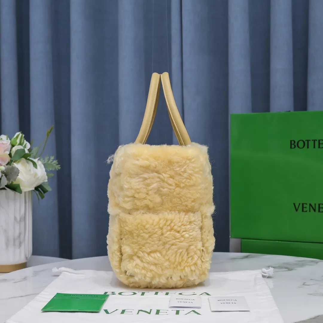 Teddy brown 🐱 BV arco tote’s furry style, it’s here, it’s here, it’s here with fur~ You’ll know how cute it is when you see the real thing! The soft and fluffy feel is really great. Rua, this year’s furry style, I stand on bv! ! Whether it is a jodie cloud bag or a tote, not all curly teddy fur can be used to make goods. The curl size of the fur directly affects the similarity of the entire bag. Material: full fur and lambskin ➕ lambskin lining is much more expensive than full leather! Again, if there is no ZP and no development, of course you have to be willing to spend money~36*24*12